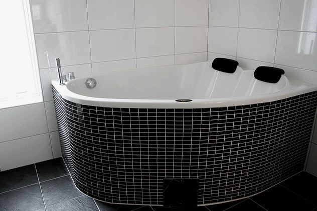Hogyan készítsünk fekete -fehér fürdőszobát?