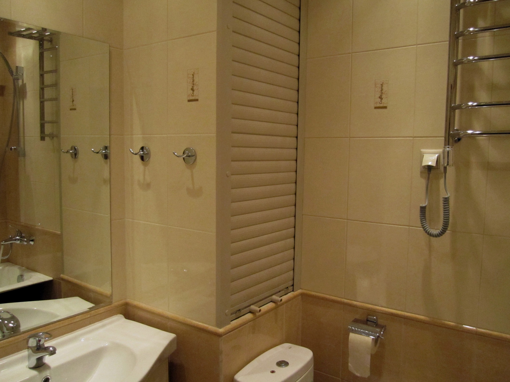 A WC -ben lévő szekrény kiválasztásának kritériumai, hogyan kell helyesen elhelyezni