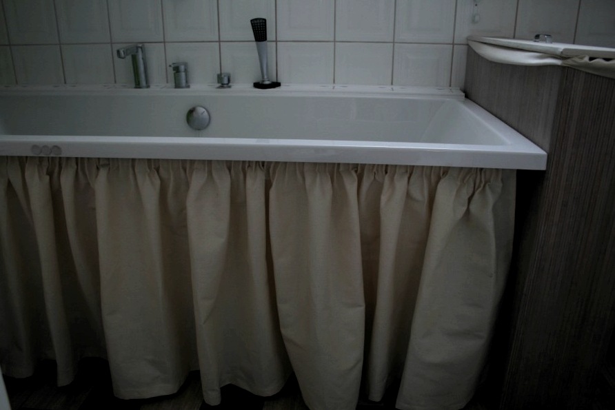 A fürdő alatti tolófüggönyök áttekintése és saját maga