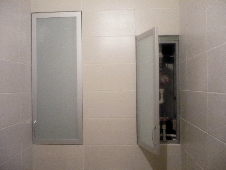 A vécében lévő szekrények ajtaja által végzett funkciók, kiválasztási kritériumok