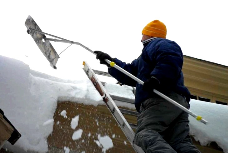 Hogyan tisztítsuk meg a havat egy magánház tetejéről