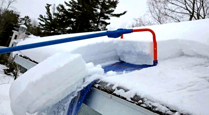 Hogyan tisztítsuk meg a havat egy magánház tetejéről