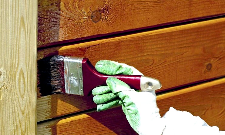 Hogyan kell festeni a faház külsejét