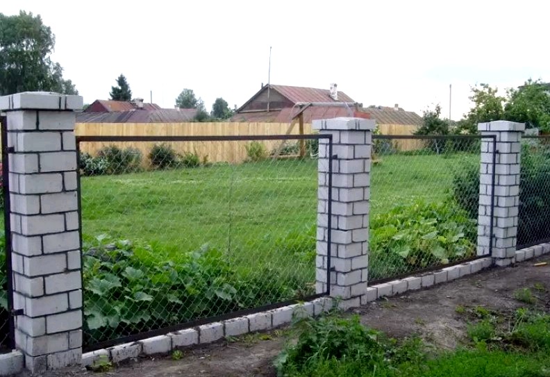 Kerítés rácsos kerítéssel saját kezűleg: telepítés és számítás