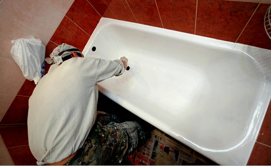 A fürdő zománcának helyreállítása: akril vagy epoxi?