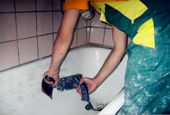 A fürdő zománcának helyreállítása: akril vagy epoxi?