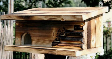 Fából készült, saját készítésű madárház seregélyek és apró hasznos madarak számára