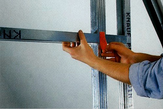 A falak száraz szintezése gipszkartonnal: a profil felszerelésével és ragasztással