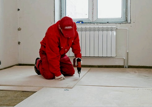 Linóleum padló lakásban és házban: padló előkészítése, vágása, rögzítése