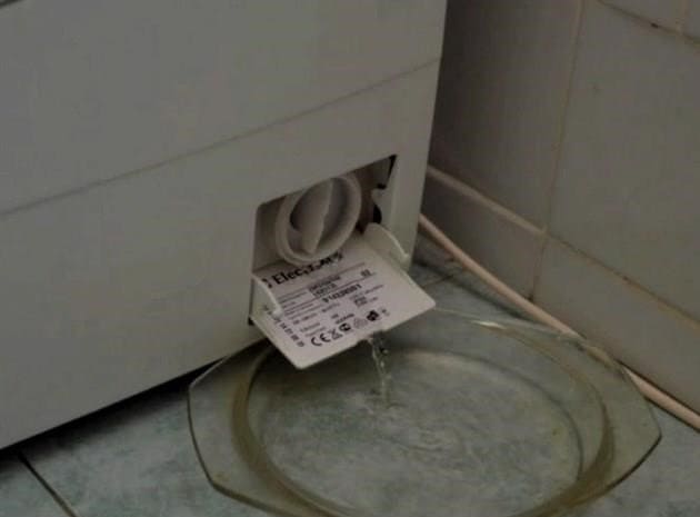 Hogyan ürítse le önállóan a mosógépet. Hogyan engedje le a vizet a mosógépből télire az országban