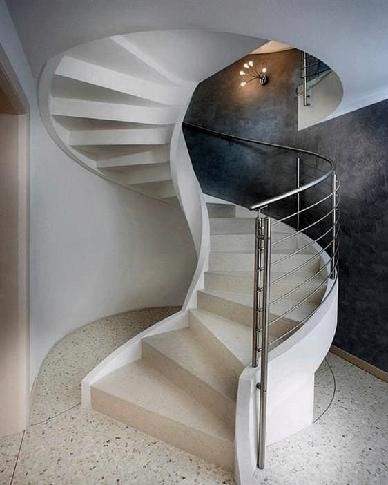 Fa lépcsők készítése fémvázon és beton meneteken saját kezűleg egy magánház számára