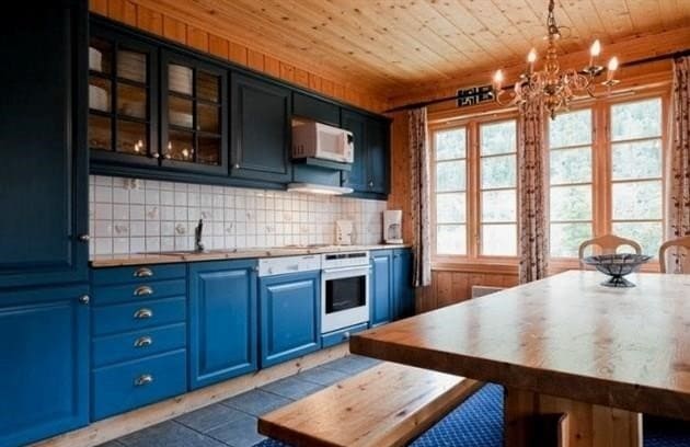A vidéki házak konyháinak belső terei: ötletek és fotók nagy és kicsi területeken történő megvalósításról