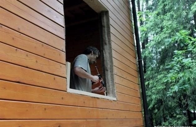 Ablakok cseréje egy faház rekonstrukciója során. 1. rész: Egy régi faház ablaknyílásának megerősítése