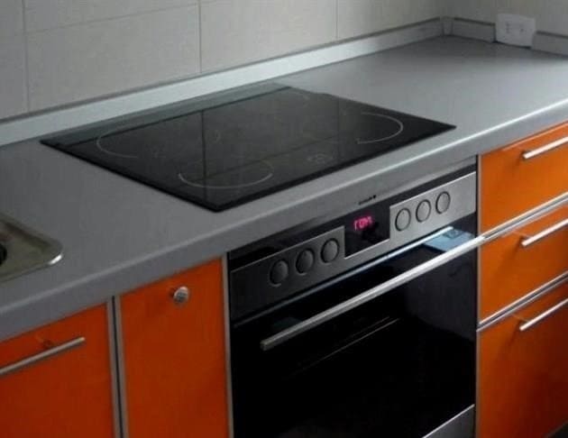 Hogyan válasszuk ki a gáztűzhelyes konyhában az ajtó típusát és anyagát?