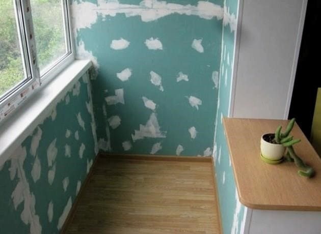 Minél jobb összehangolni a fürdőszoba falát a csempék alatt: az anyagválasztást befolyásoló tényezők