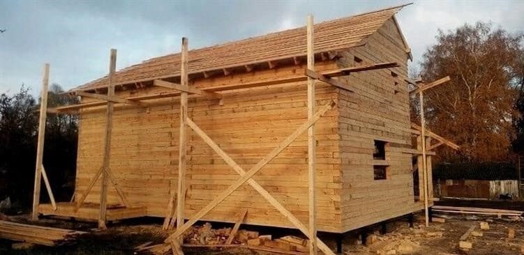 Barkácsház építése ragasztott laminált fából