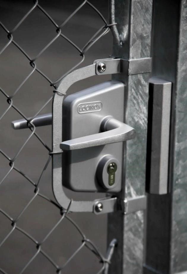 Zár kiválasztása a kapun - tippek a zár megfelelő beágyazásához vagy felszereléséhez saját kezűleg (105 fotó)