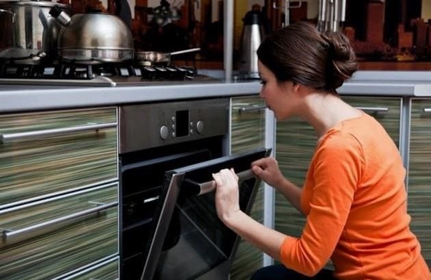 Különbségek a sütő és az elektromos sütő között. Melyiket érdemes jobban választani?