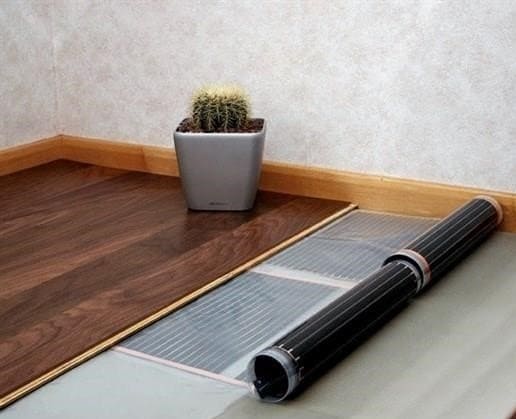 Lehetséges-e laminált padlót meleg padlóra fektetni: Válasz a kérdésre, vélemények