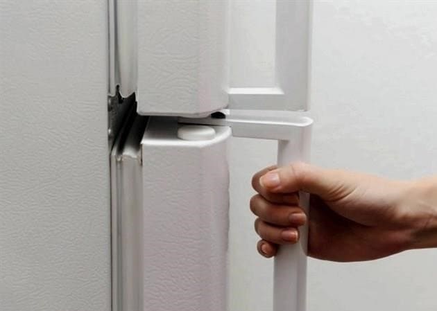 A hűtőszekrény ajtaja nem csukódik be megfelelően: a fő okok, tippek ezek megszüntetésére