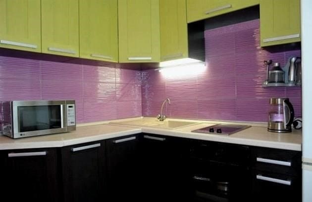 Fa-szerű burkolólapok használata a konyha faldekorációjában