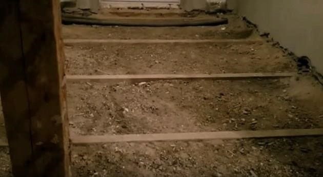 A fagerendás ház padlóinak javítása saját kezűleg: lehetőségek + videó
