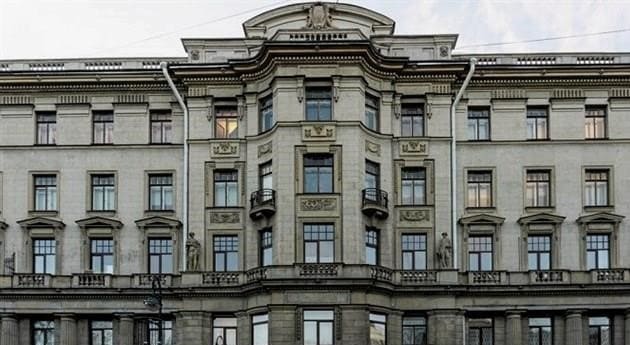 „Három Benois házában élek” (Szentpétervár). A falu Moszkva, Szentpétervár és Jekatyerinburg leghíresebb és legszokatlanabb házainak életéről mesél