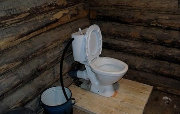 Egyszerű útmutató arról, hogyan lehet WC-t építeni az országban