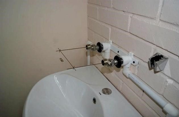A keverő helyes felszerelése a fürdőszobában saját kezűleg