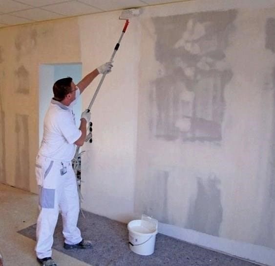 Szükséges-e először vagy újra alapozni a falakat nem szőtt, papír vagy vinil tapéta alatt: melyik alapozót kell választani, és hígítani kell-e?