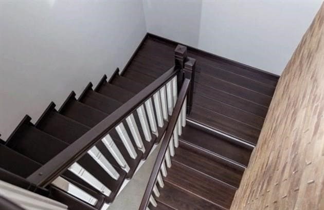 Kétlépcsős lépcső elkészítése: az építés típusai, számítás és beépítés a fotón