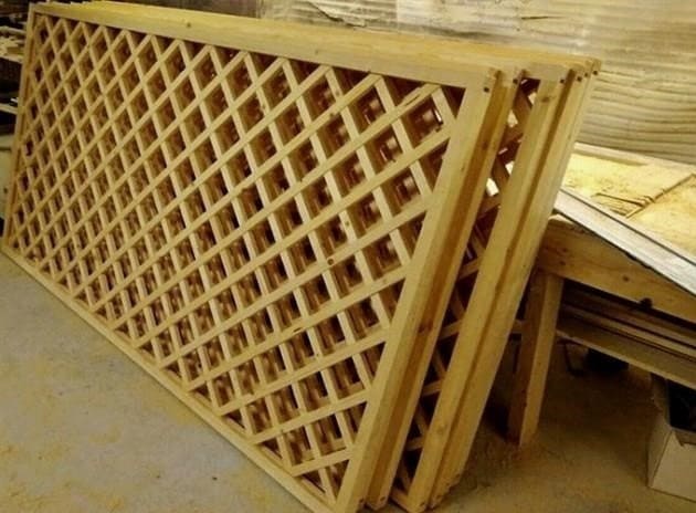 Fából készült rácskerítés építése: anyagok, telepítési módszerek