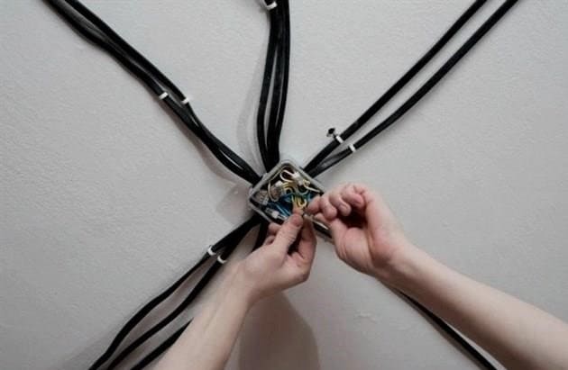 Hogyan cseréljük ki az elektromos vezetékeket egy régi kétszobás lakásban
