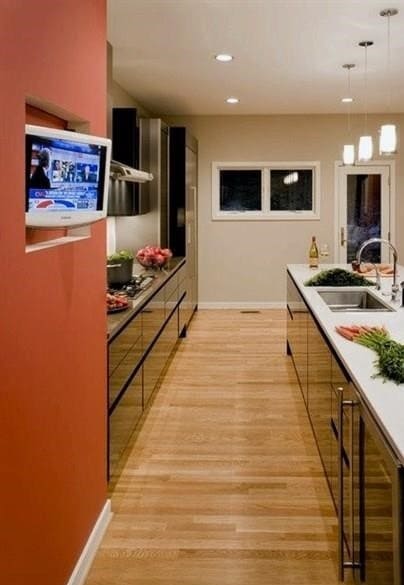 12 ötlet, hogy hová tegyen egy TV-t egy kis konyhában