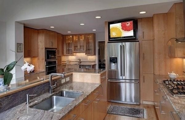 12 ötlet, hogy hová tegyen egy TV-t egy kis konyhában