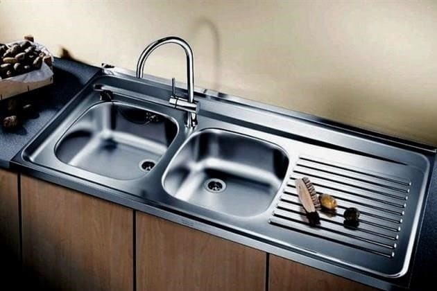 Hogyan kell beágyazni a mosogatót a konyhai munkalapba: a helyes barkács-telepítési folyamat