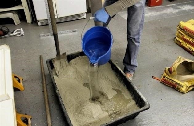 Hogyan készítsen egy erős cementhabarcsot a saját kezével?