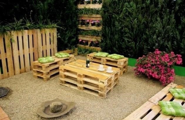 DIY raklapbútor: kerti kivitelező raklapokból