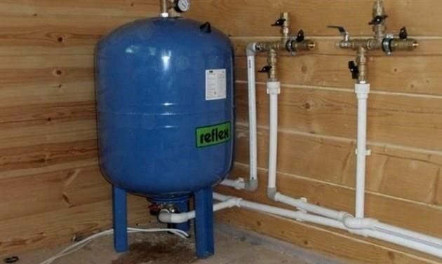 Hogyan lehet növelni a víznyomást a vízellátó rendszerben egy magánházban - a probléma megoldásának minden módja
