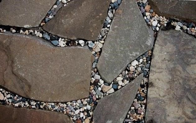 Kő utakhoz: kőfajták, előnyeik és hátrányaik, lépésről lépésre történő utasítások a saját kezű fektetéshez + fotók az utak keretezésének gyönyörű lehetőségeiről