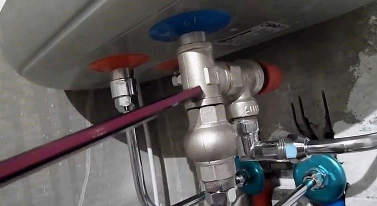 Mi a túlnyomáscsökkentő szelep, hogyan kell felszerelni vízmelegítőre?