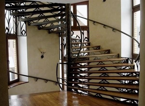Hogyan készítsünk kör alakú lépcsőt a ház második emeletére