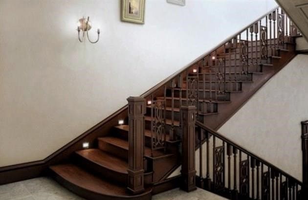 Hogyan készítsünk kör alakú lépcsőt a ház második emeletére