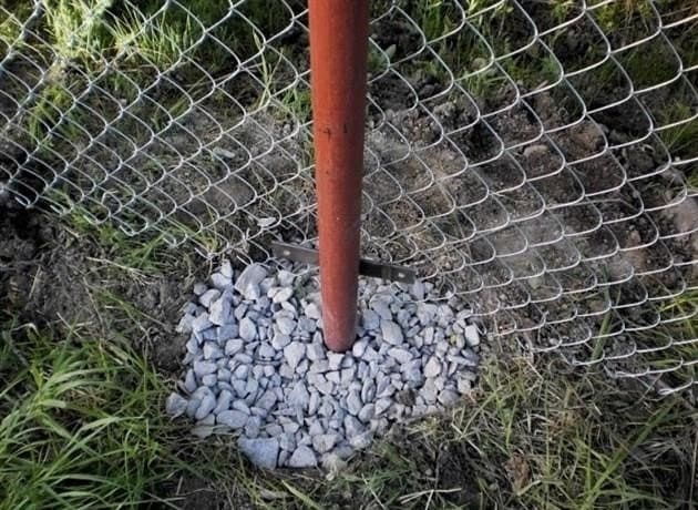 Jobb betonozni vagy kalapálni a kerítésoszlopokat - mindkét módszer előnyei és hátrányai