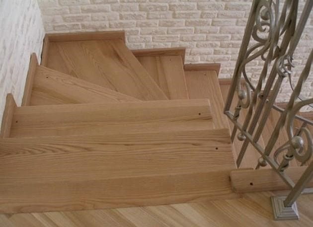 Lépcsők a lépcsőkhöz. Alaptípusok, képletek a lépcsők és a lépcsők kiszámításához (szög, menet hossza stb.)