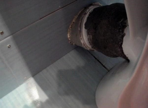 Hogyan lehet kiküszöbölni a WC-n lévő szivárgást a csatornába vezető csatornán: hogyan és hogyan kell lezárni az ízületet, módszerek