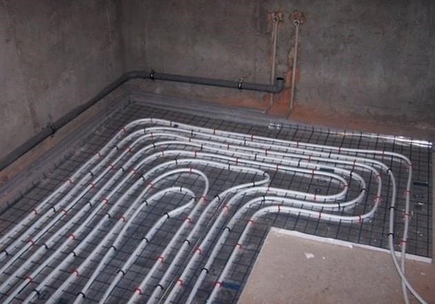 Mi a meleg fal a fürdőszobában, és hogyan segít megtakarítani a hőfogyasztást: telepítési módszerek