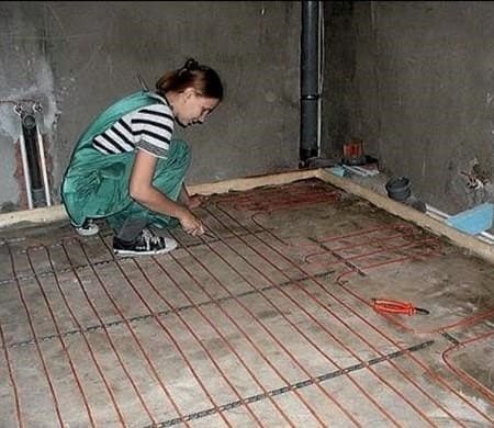 Hogyan lehet kiszámítani a meleg padló négyzetméterenkénti teljesítményét