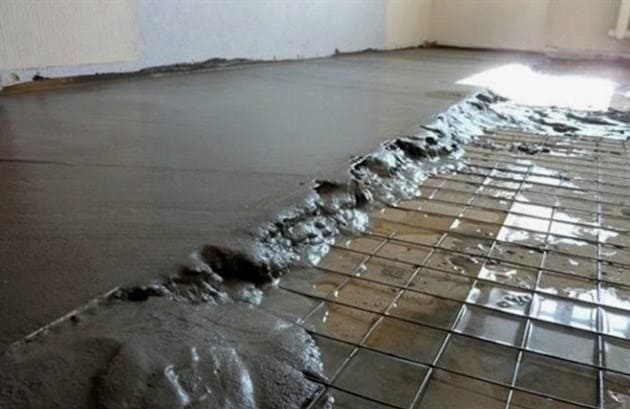 Repedések önterülő padlójavítása: a lakás önterülő padlójának házi javítása