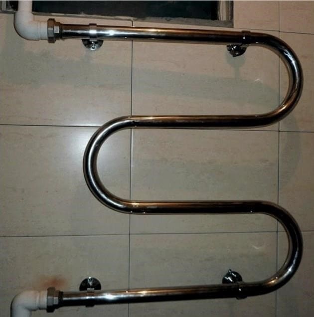 A fűtött törülközőtartó megfelelő áthelyezése a fürdőszoba másik falára: részletes utasítások